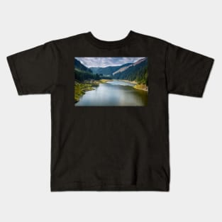 Beautiful view of a mountain lake Kids T-Shirt